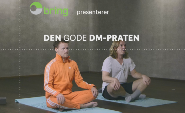 Sebastian Rasch og Mads Krogh som sitter på yogamatter på gulvet