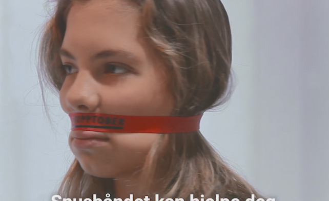Videobilde av kvinne med snusbånd som kan hjelpe deg som slutter å snuse