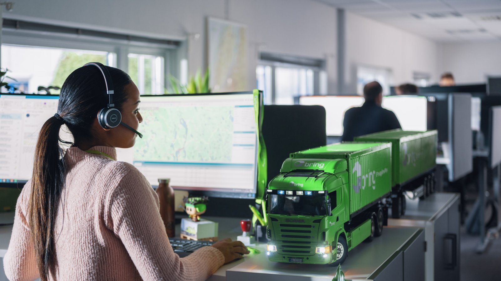 Kundservicemedarbeider snakker i telefon.