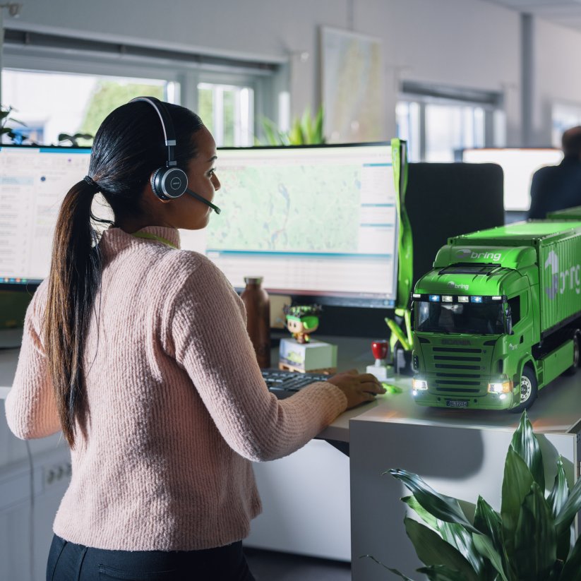 Kundservicemedarbeider snakker i telefon.