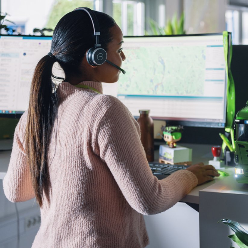 Kundservicemedarbeider snakker i telefon.