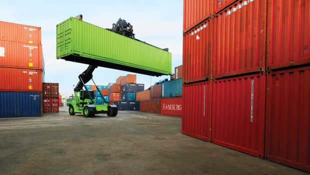 Bring truck lifts green container.