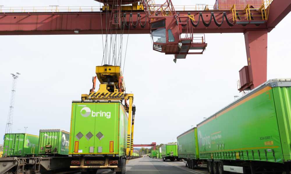 A container crane unloading a Bring intermodal container from a truck