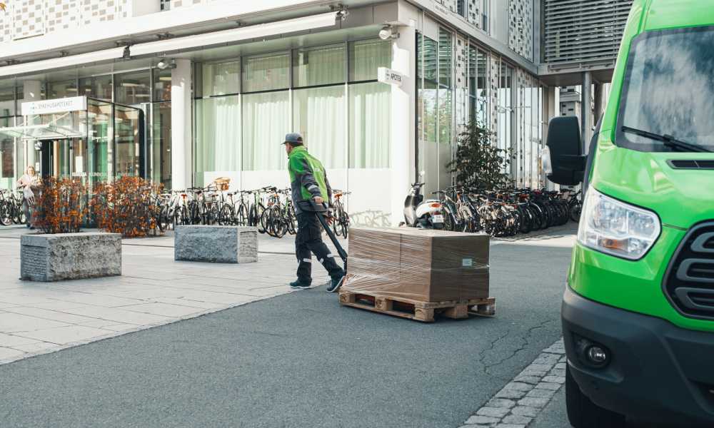 A Bring driver delivers a pallet to a company