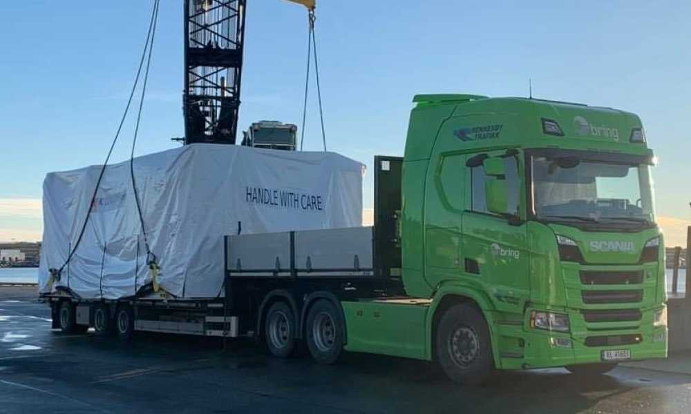 A lift loading cargo on to a Bring trailer