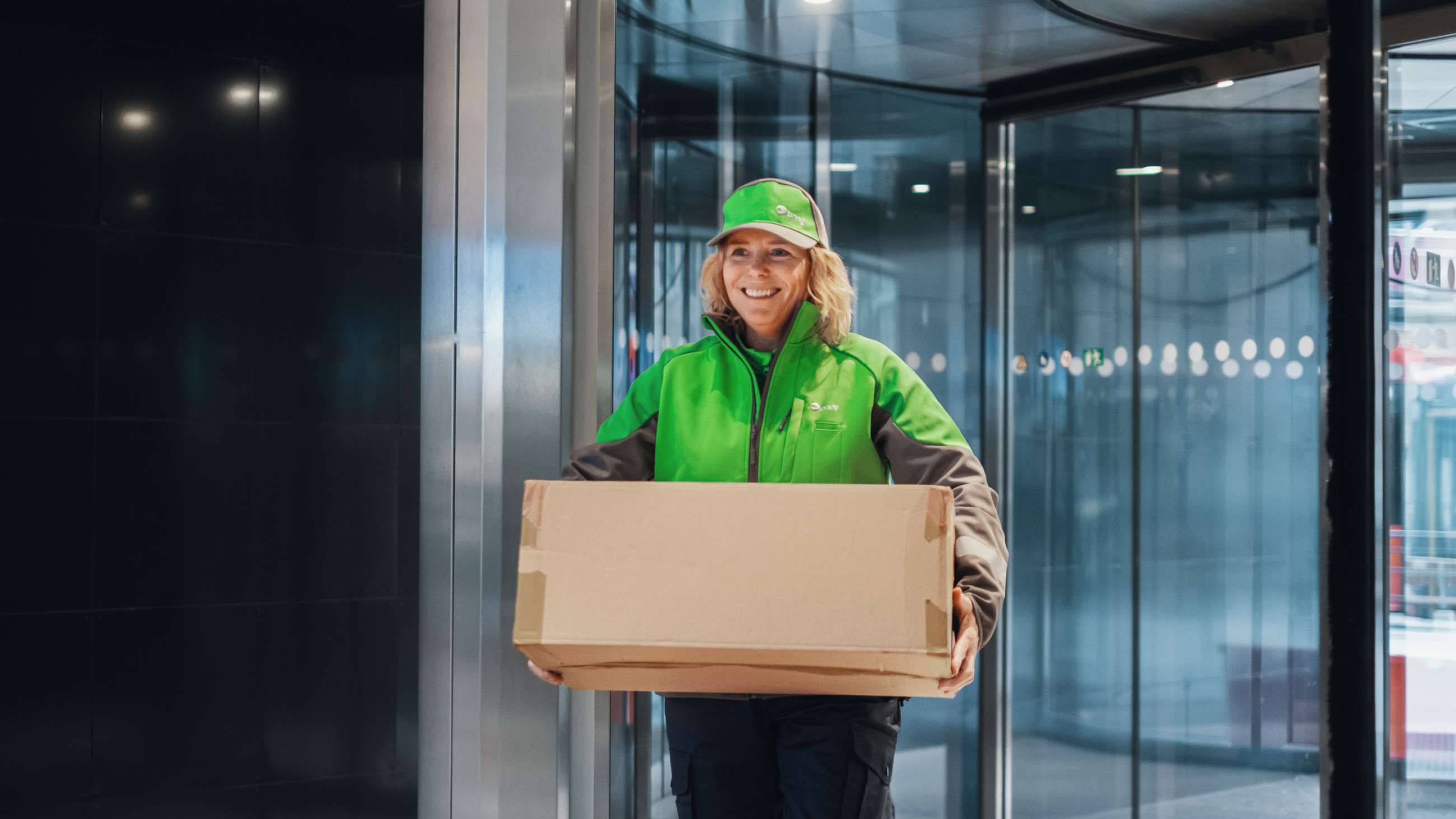 A Bring employer delivering a parcel