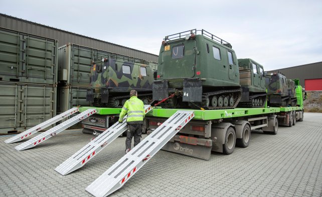 Beltevogner fra Forsvaret lastes opp på trailer fra Bring i forbindelse med NATO-øvelsen Trident Juncture 2018.