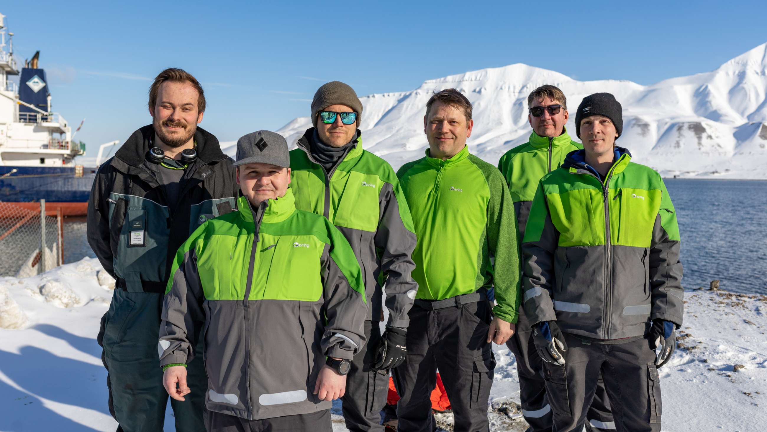 VIKTIG JOBB: Her er alle de seks ansatte ved Bring-terminalen avbildet på kaia i Longyearbyen. Bak kan MS Norbjørn skimtes. (F.v).Julian Ottosen, Torjus Reinholtsen, Einar Berntsen Eliassen, Olaf Ervik, Petter Svendsby, Adam Andrews.