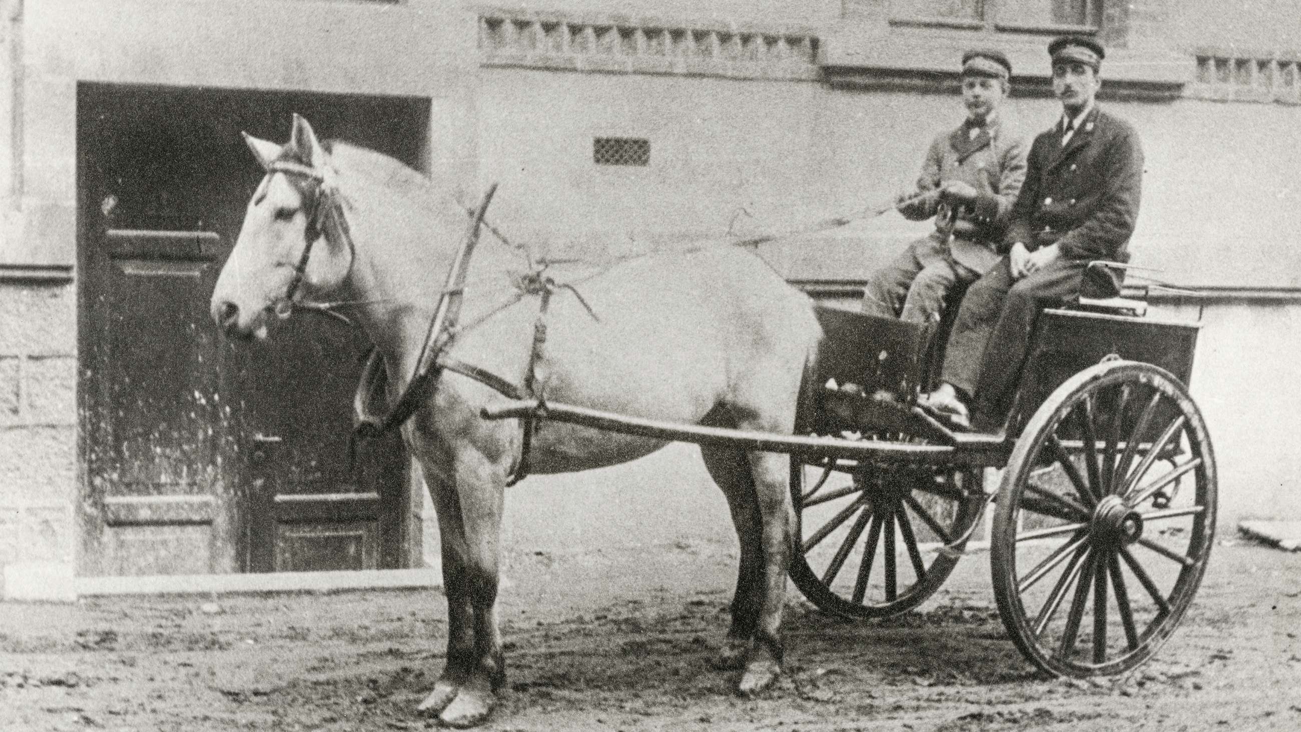 To postbud med hest og kjerre i Bergen. Foto: Norges Postmuseum