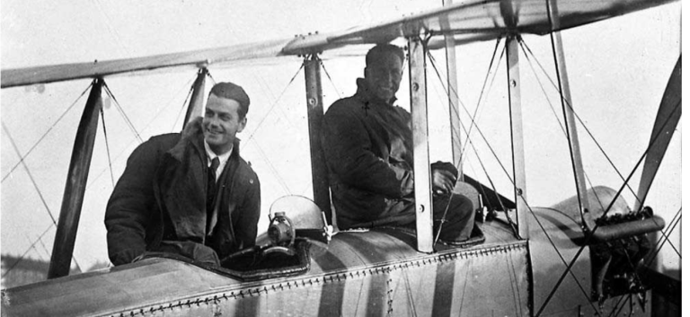 To menn i flymaskin på 1920-tallet.