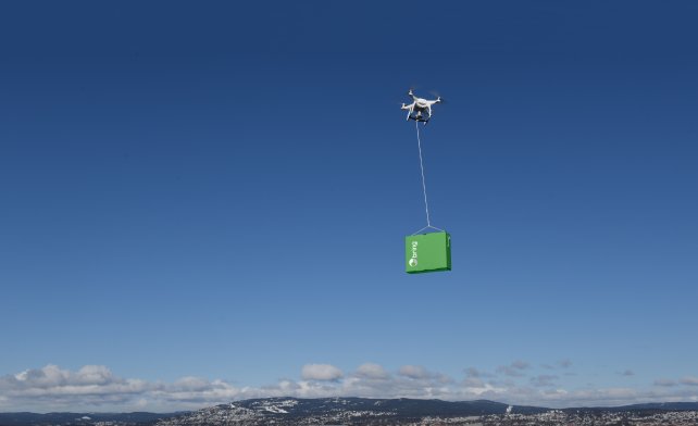 Illustrasjon av en drone som flyr med Bring-container