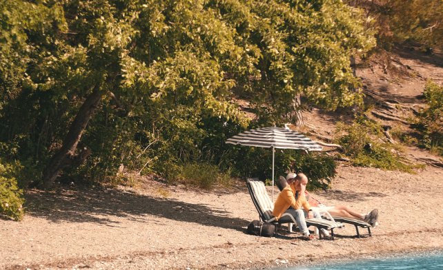 Jens og Kasper fra Anorak som sitter på en strand