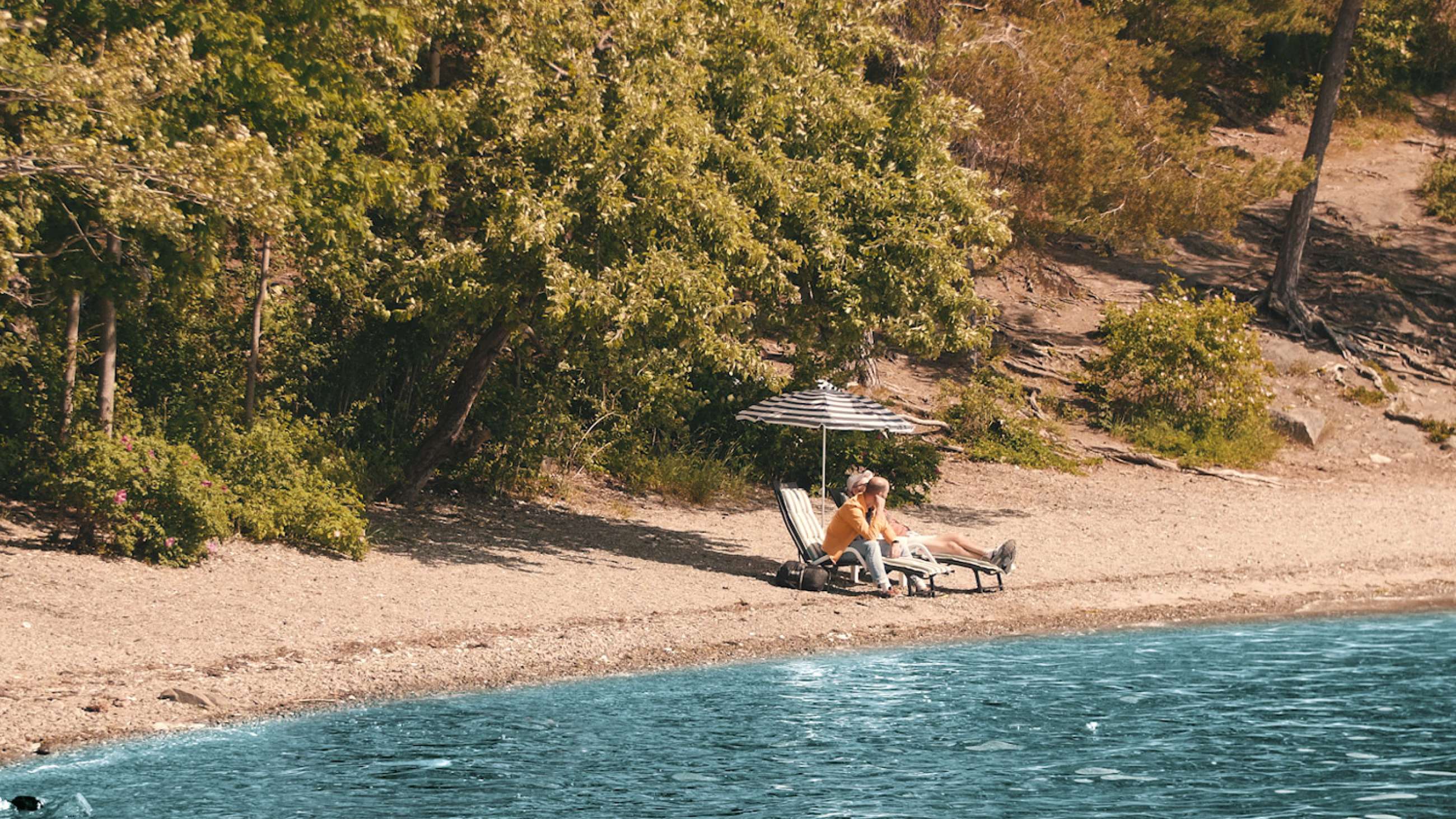 Jens og Kasper fra Anorak som sitter på en strand