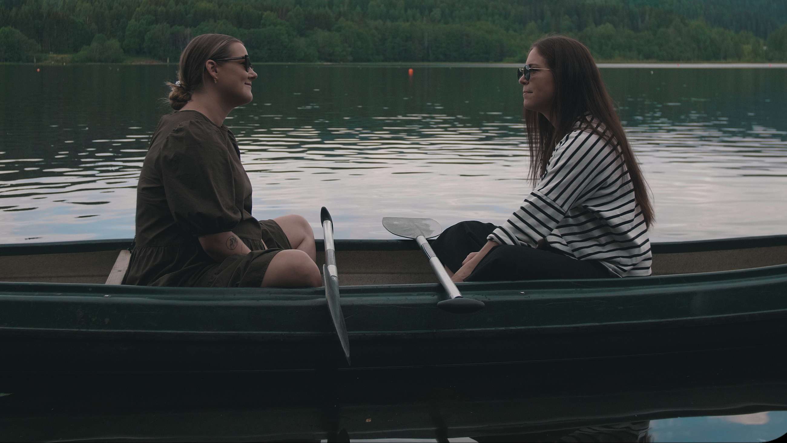 Melissa og May Linn sitter i en robåt