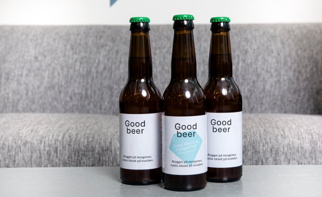 Tre ølflasker med teksten «Good beer» på etikettene