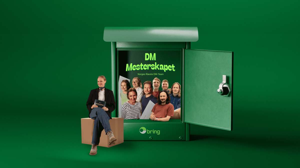 DM Mesterskapet med programleder og plakaten i en postkasse