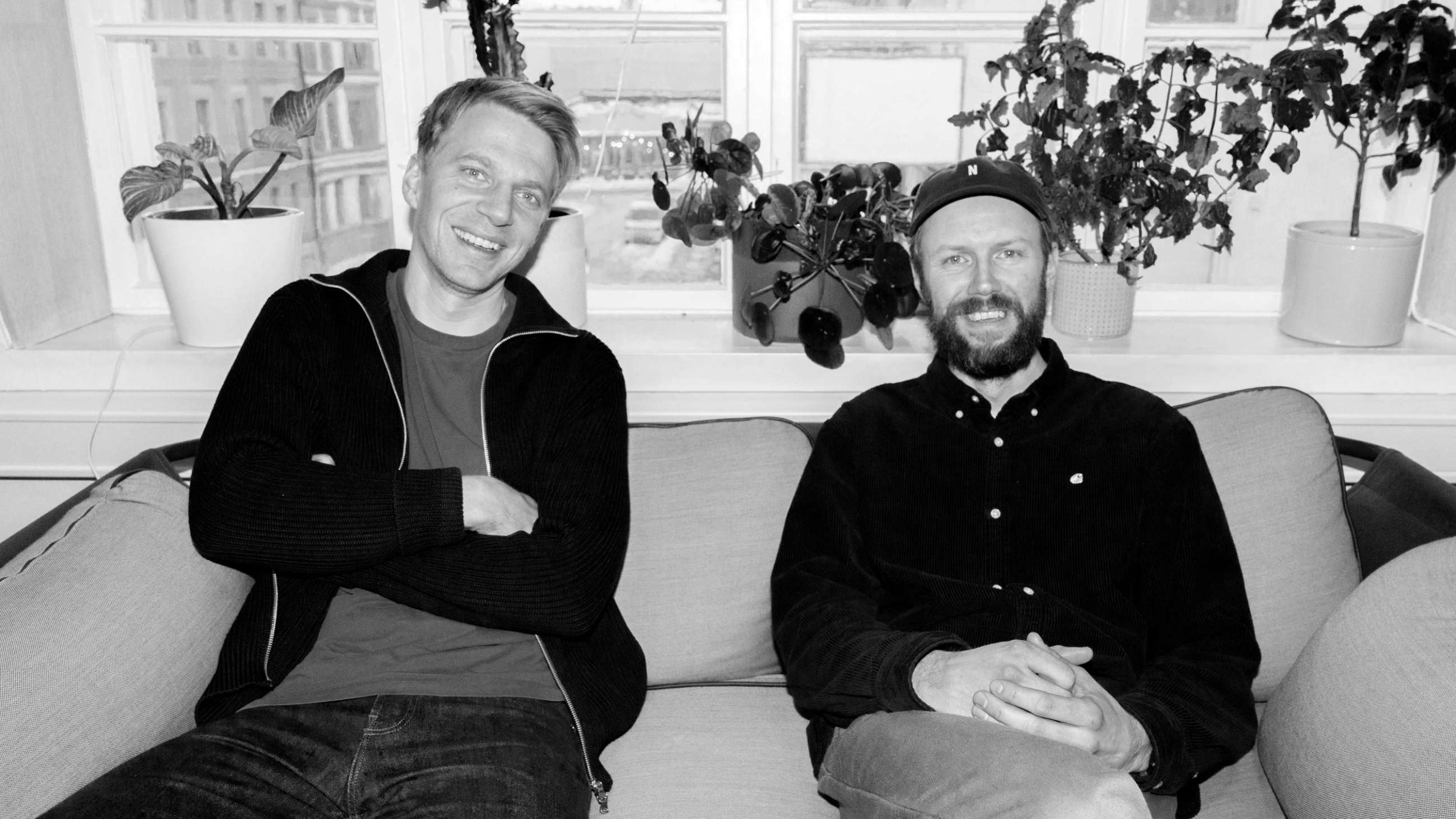Sindre Veseth Foss og Ulrik Solum Waagsether sitter i en sofa