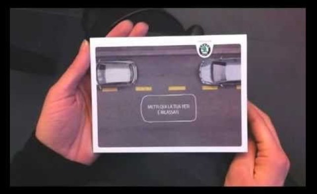 Et postkort med bilde av to biler fotografert ovenfra