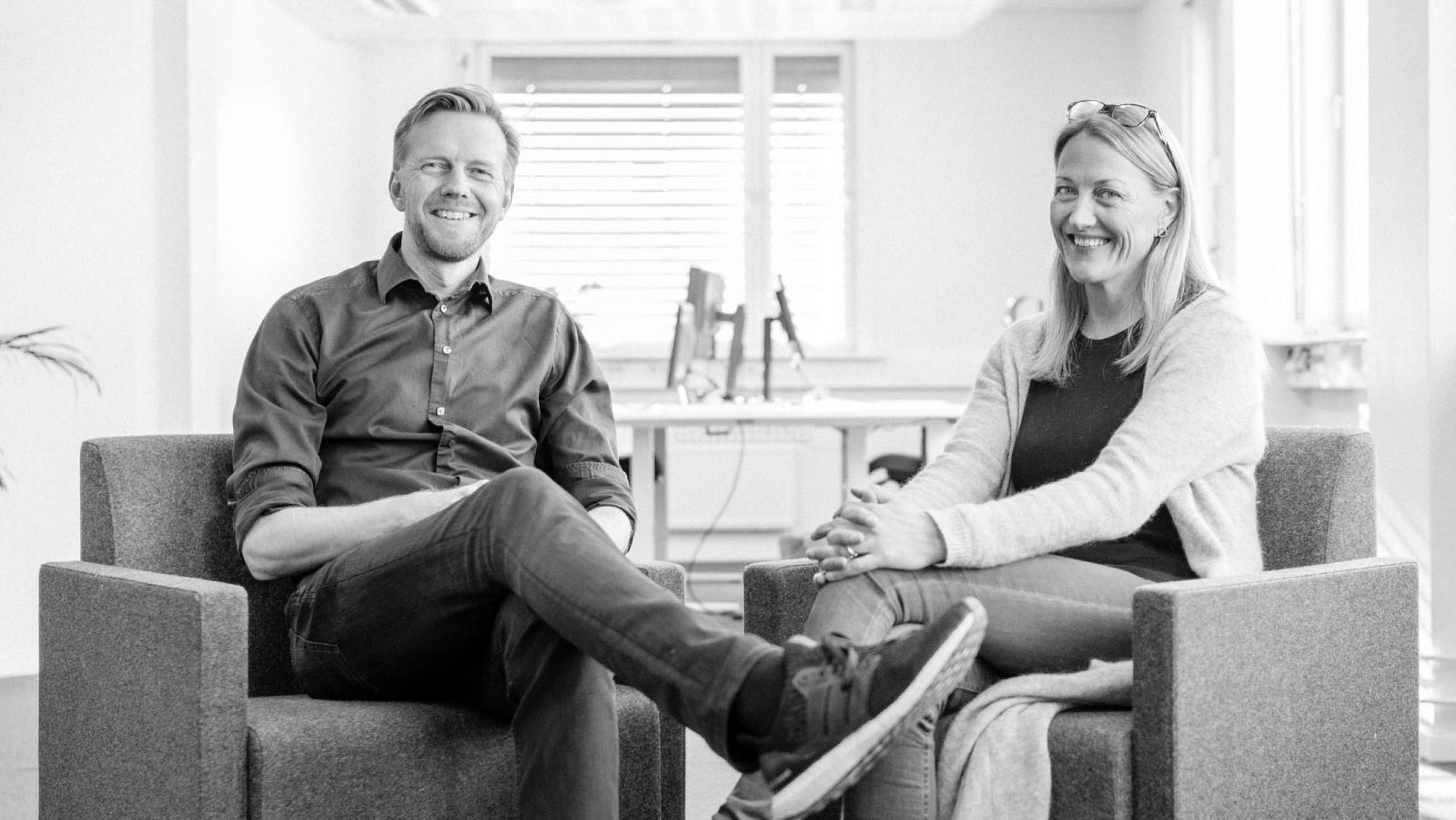 Einar Nonstad og Ingrid Leren Wathne sitter på hver sin stol