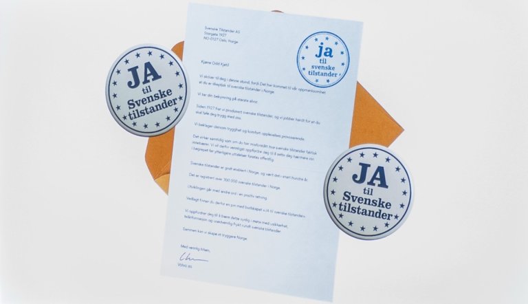 Bilde av brev og buttons som kunne sendes i posten for konseptet "Svenske tilstander"