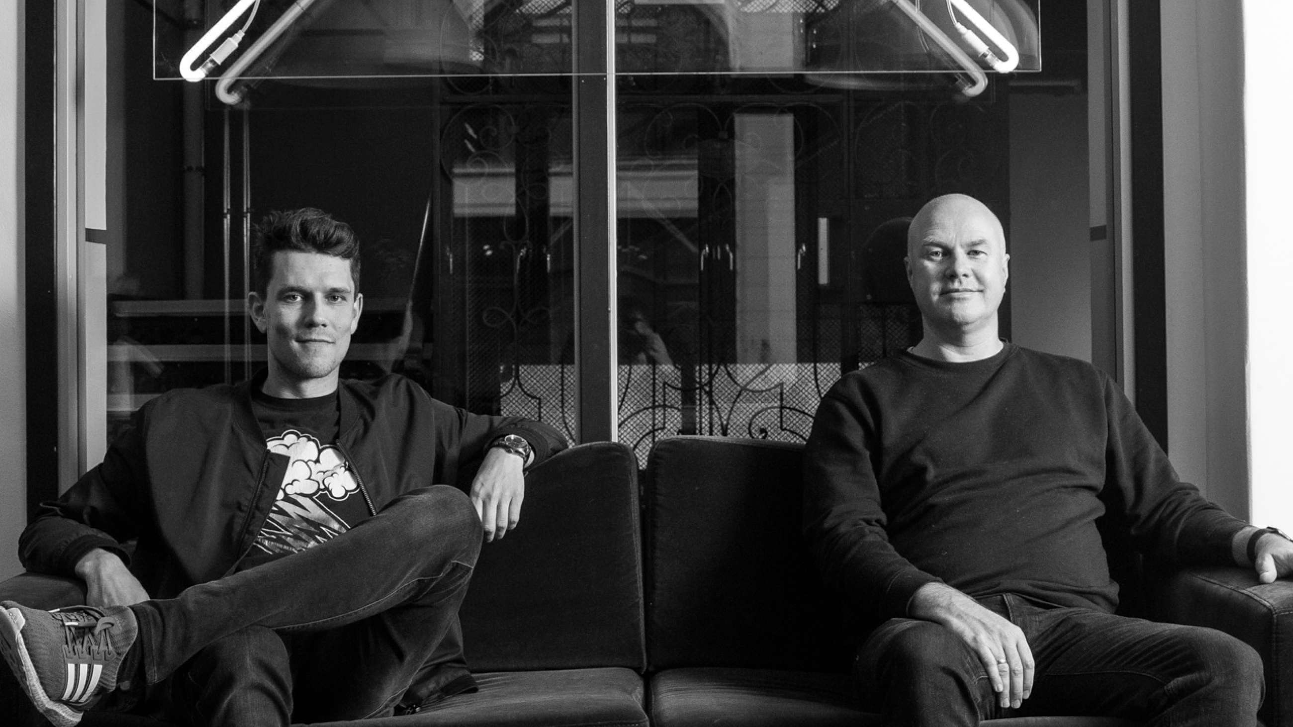 Roar Kristoffer Aarhus og Kjetill Nybø sitter i en sofa