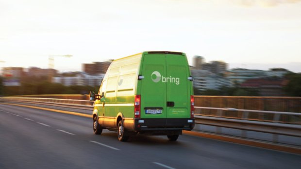 En Bring varebil kjører på veien