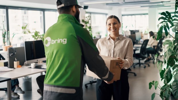 Et Bringbud leverer en pakke på et kontor