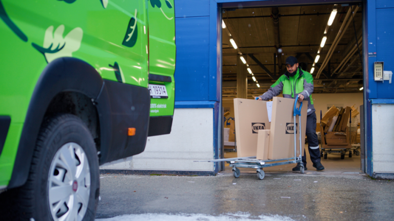 Bring-bud transporterer varer til bilen.