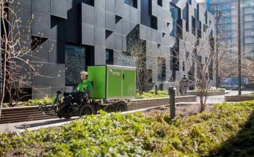 En Bring-ansatt som sykler på en elsykkel