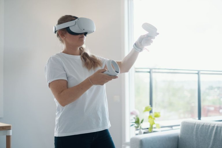 Jente som prøver ut VR-briller