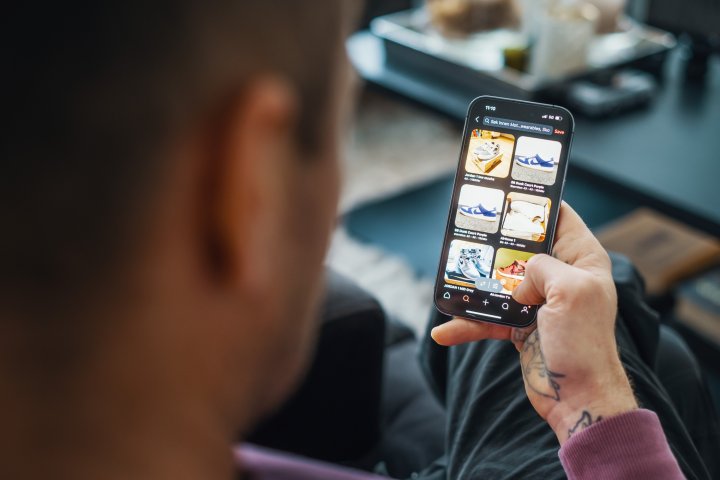 Person handler på nettet med mobilen