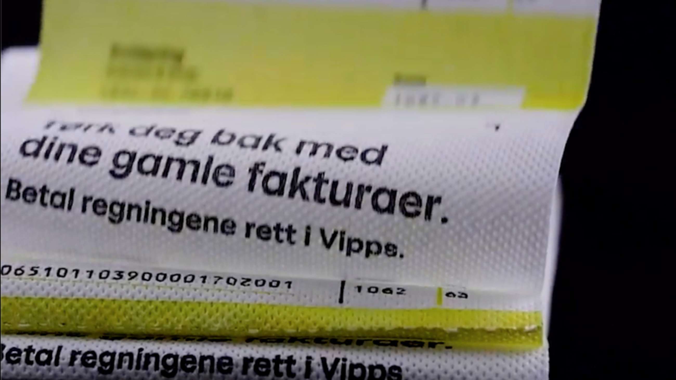 Nærbilde av dorullen med fakturamønster. På regningen står det "Tørk deg bak med din gamle faktura. Betal regningene rett i Vipps".