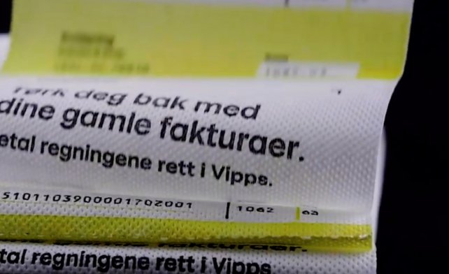 Nærbilde av dorullen med fakturamønster. På regningen står det "Tørk deg bak med din gamle faktura. Betal regningene rett i Vipps".