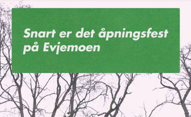 Teksten «Snart er det åpningsfest på Evjemoen» på en grønn bakgrunn