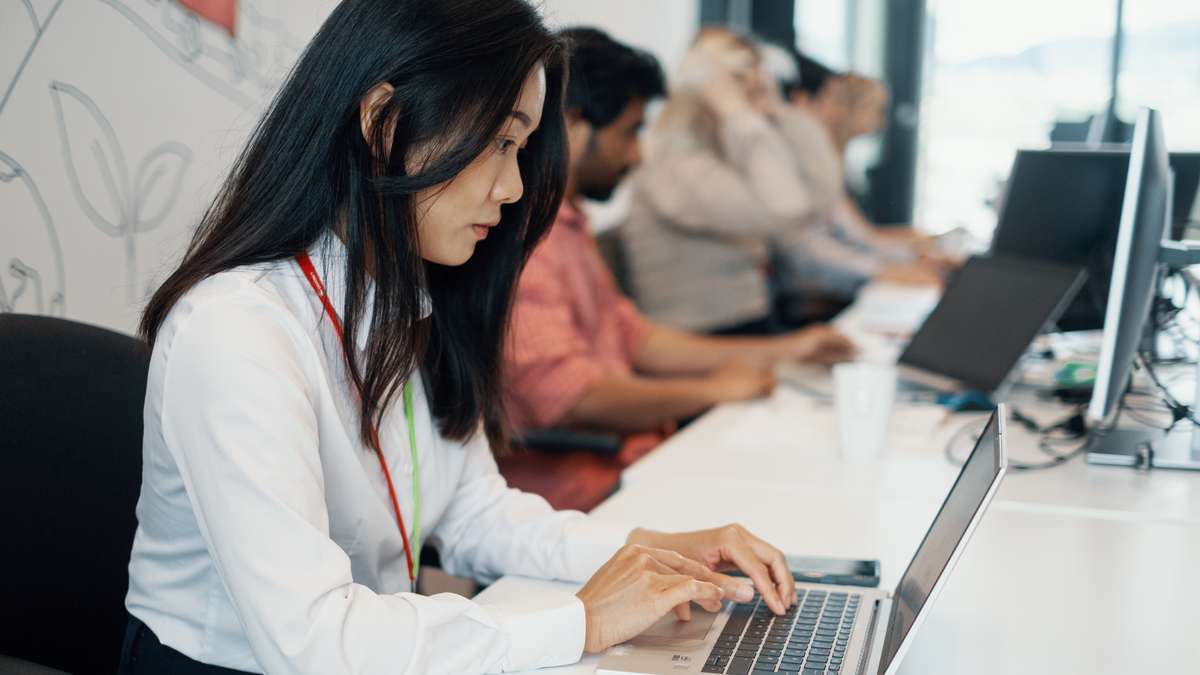 Personer som jobber på PC på et kontor