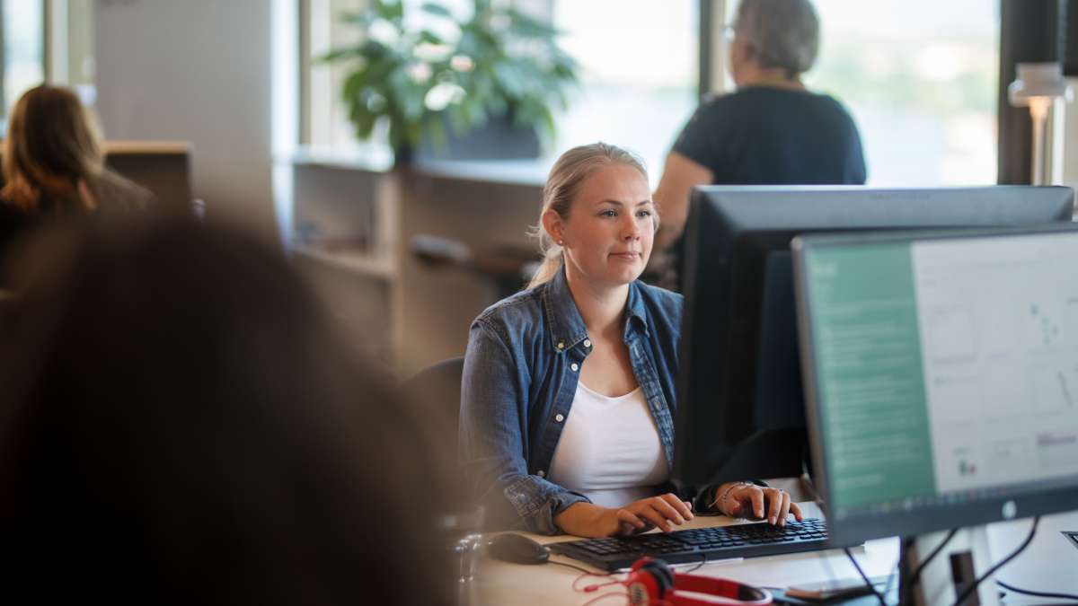 En kvinne som jobber på et kontor