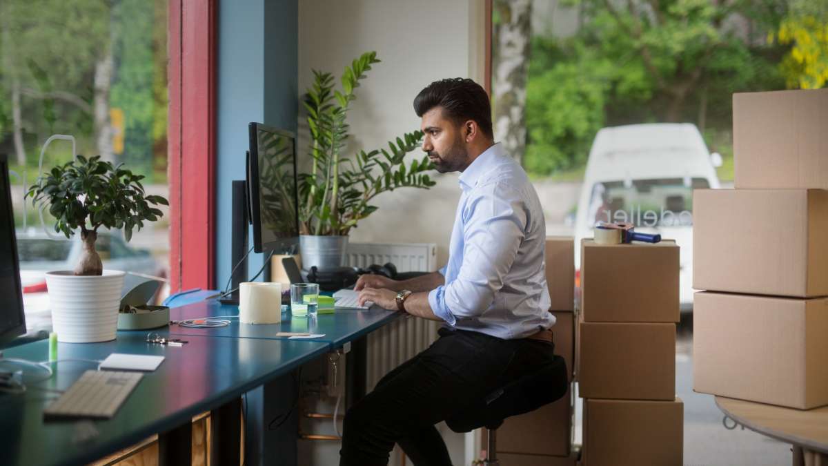 En mann som jobber i et kontor