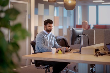 En mann som jobber på et kontor