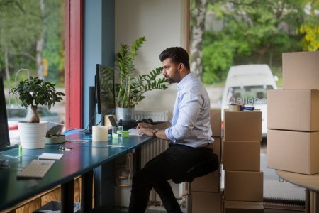 En mann som jobber i et kontor