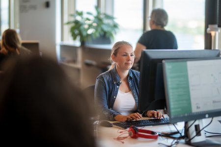 En kvinne som jobber på et kontor