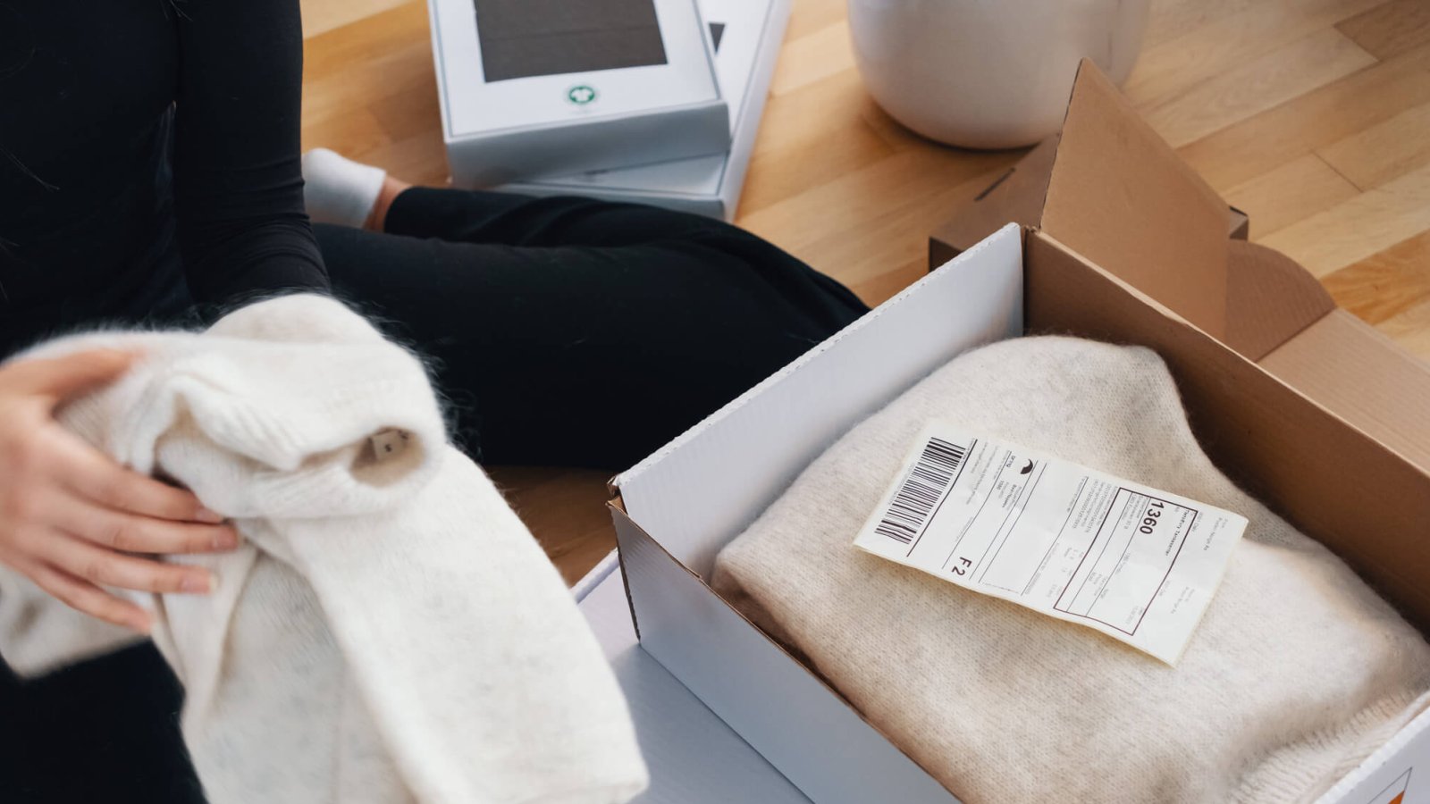 Kvinne returnerer pakker til nettbutikker