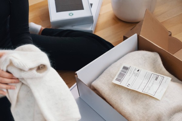 Kvinne returnerer pakker til nettbutikker