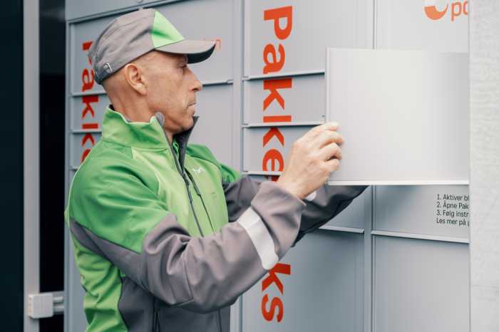 bringbud legger pakke i pakkeboks