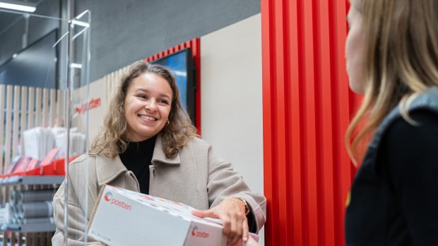 En kunde henter en pakke fra et henstested