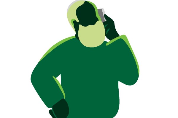 Mann prater i telefonen