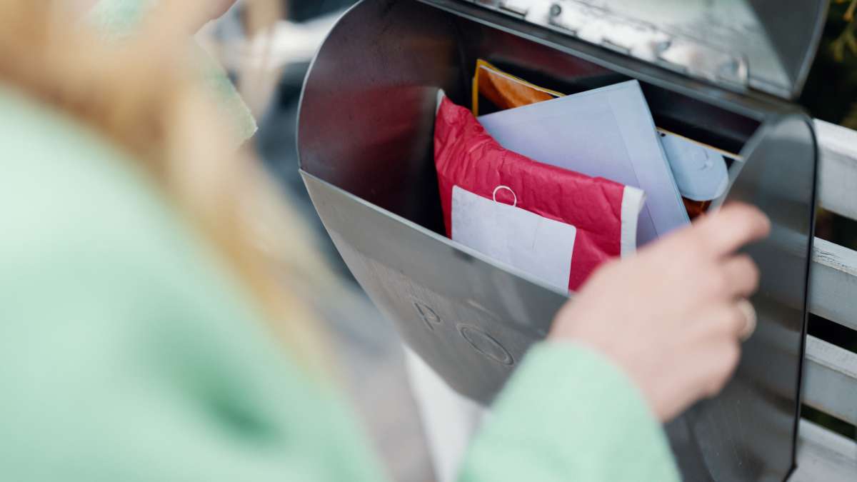 Pakke ligger i en postkasse som åpnes