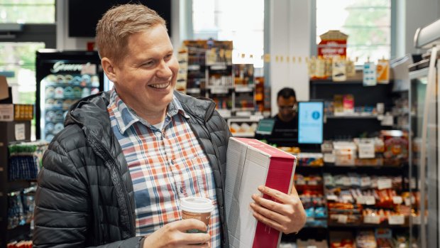 Mann leverer pakke på bensinstasjon