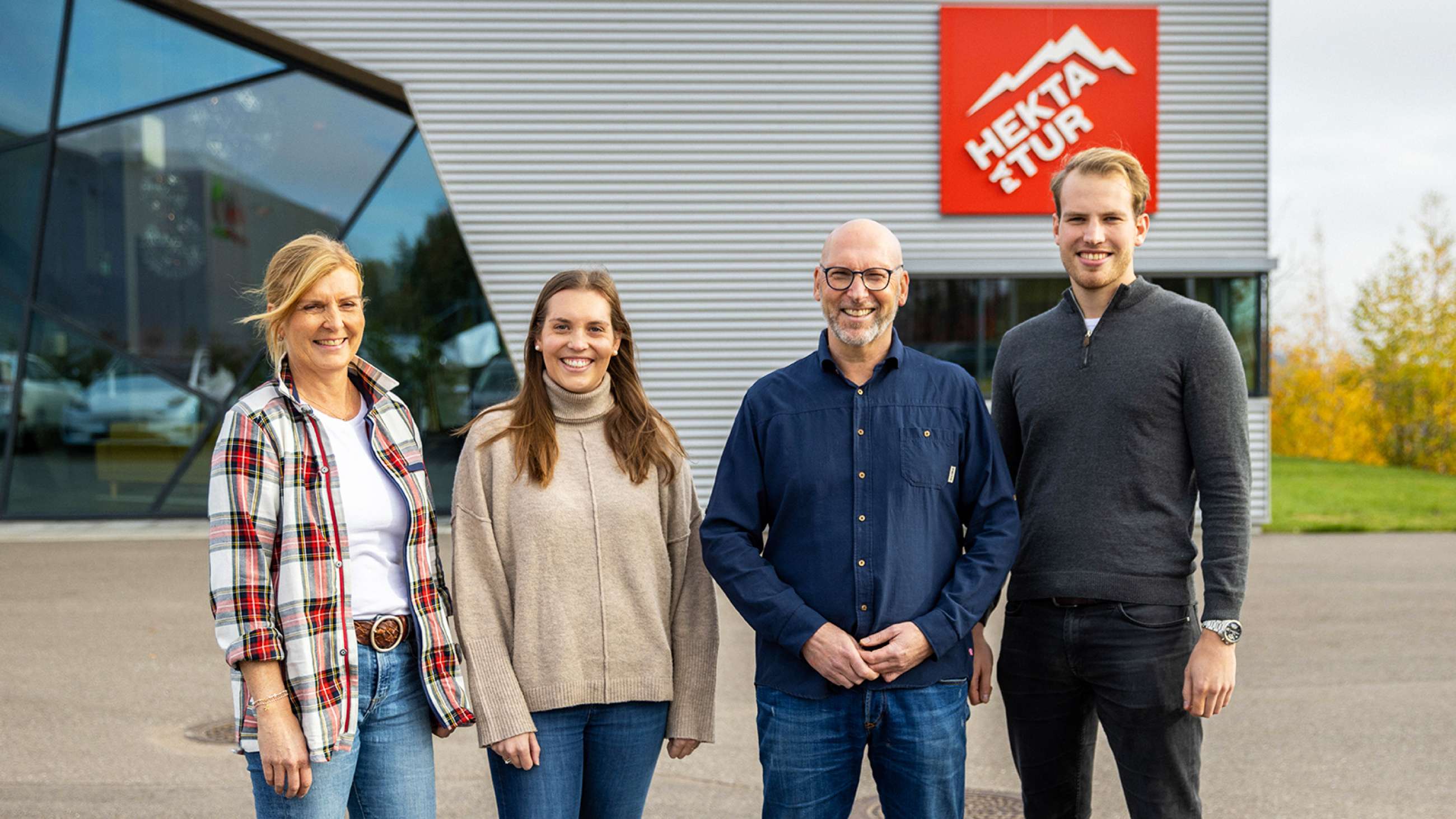 Rune Kjeldsen og tre medarbeidere samlet utenfor kontor- og lagerbygget til Hekta på Tur.