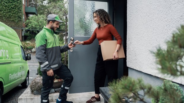 Bringbud leverer pakke på døren hos mottaker