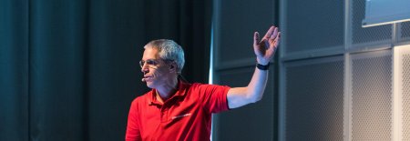 john ekman i rød t-skjorte holder foredrag
